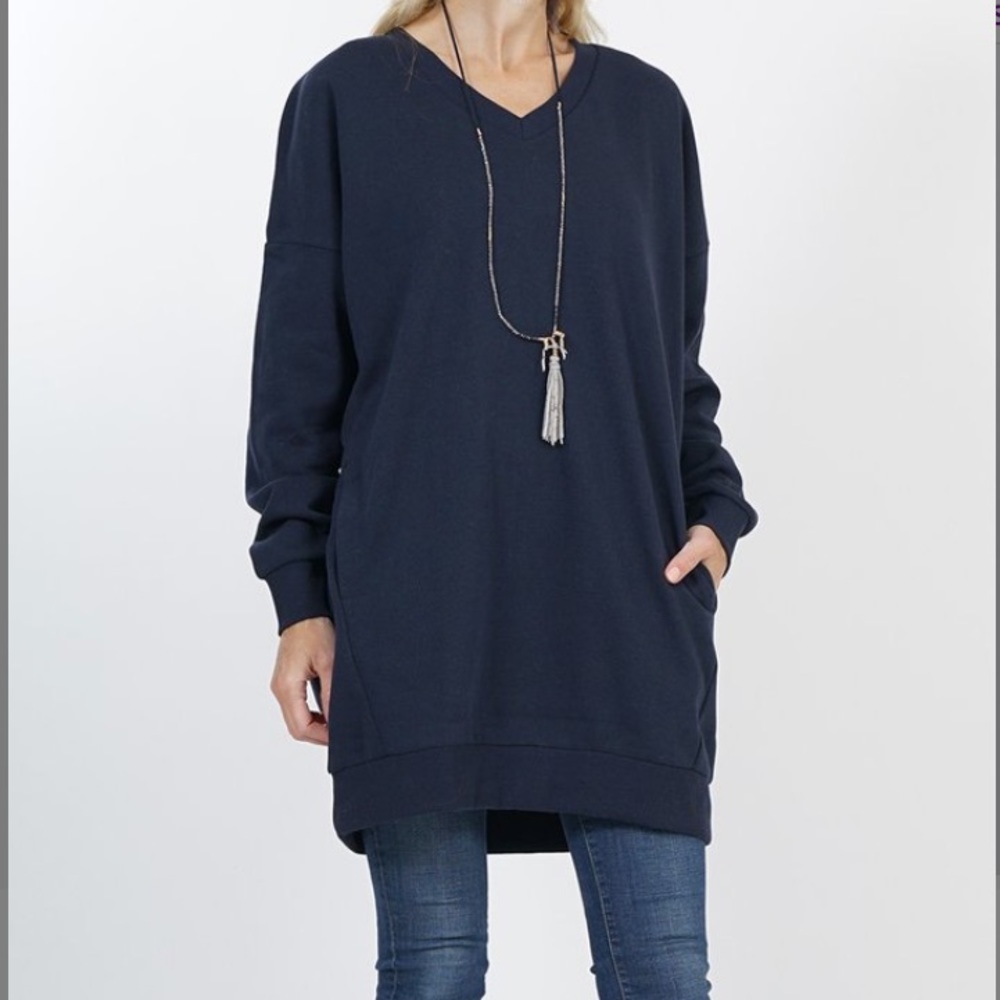 💕NWT Navy V-neck over sized fleece pocket top 💕